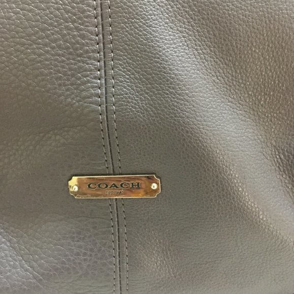 Authentic Coach Avery Hobo Bag - Picture 3 of 16